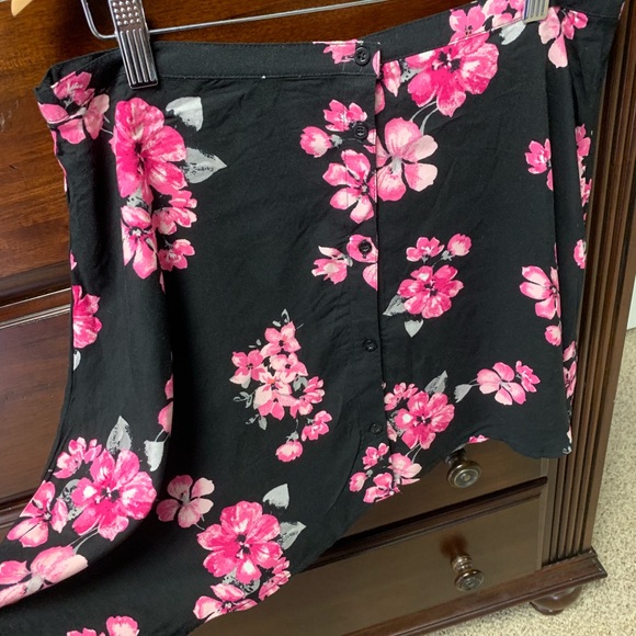 FLORAL MINI SKIRT 🌸 - Picture 2 of 4